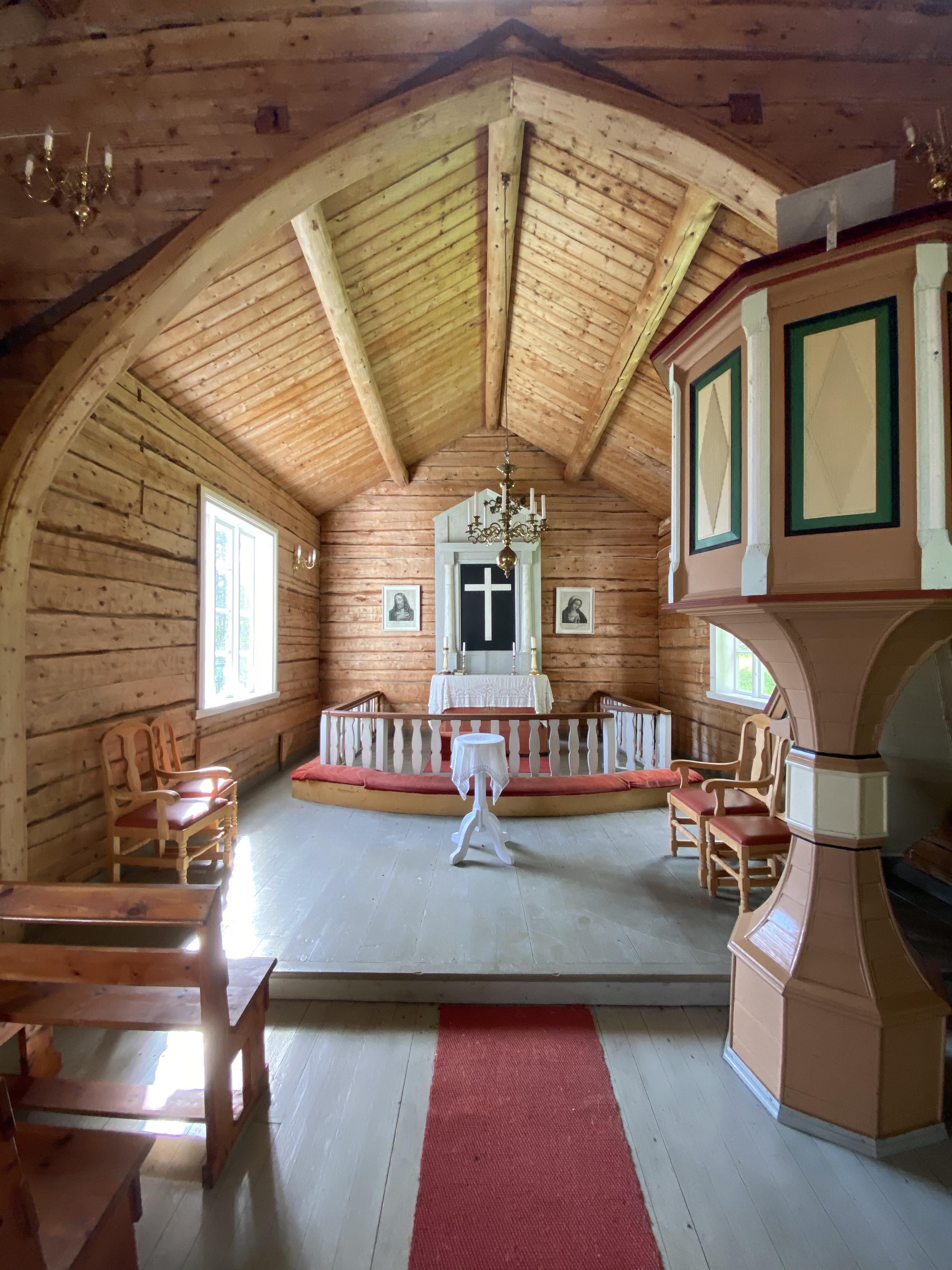 Skorpa kirke innendørs, alterring og altertavle